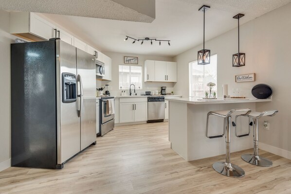 Refrigerador, microondas, horno y parrilla de estufa 
