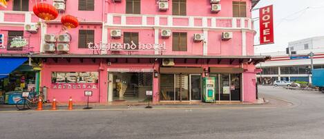 Vista frontal de la propiedad