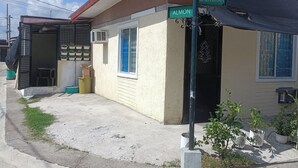 En lille bygning med beige facade og rødt tag, beliggende ved krydsningen af Almon og Balitbitan gader.