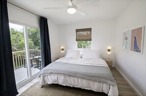 2 habitaciones, escritorio y tabla de planchar con plancha 