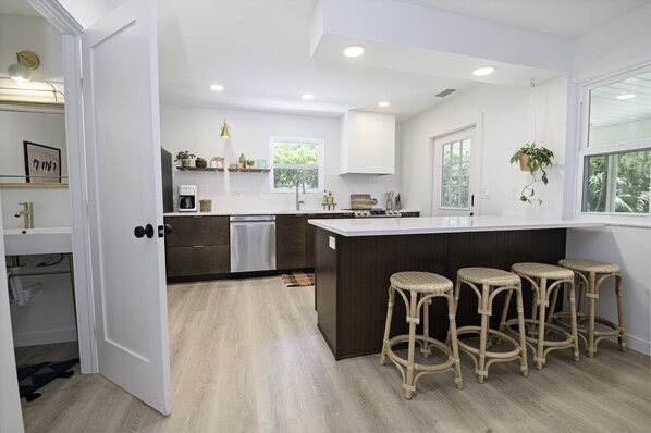 Refrigerador, microondas, horno y parrilla de estufa 