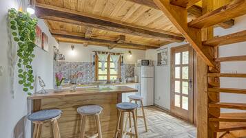 Frigorifero, microonde, piano cottura, tostapane