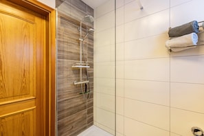 Shower, hair dryer, towels - Holiday Apartment "63sqm in Eschachtal" with Garden Area and Wi-Fi (Niedereschach)