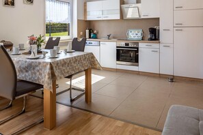 Frigorifero, forno, piano cottura, lavastoviglie