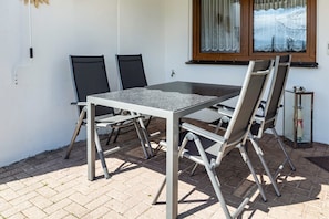 Outdoor dining - Holiday Apartment "63sqm in Eschachtal" with Garden Area and Wi-Fi (Niedereschach)