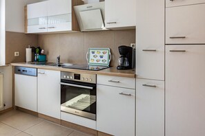 Fridge, oven, stovetop, dishwasher - Holiday Apartment "63sqm in Eschachtal" with Garden Area and Wi-Fi (Niedereschach)