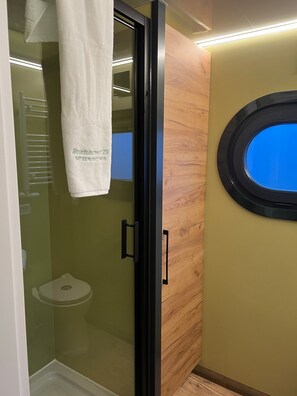 Dusche, kostenlose Toilettenartikel, Haartrockner, Handtücher