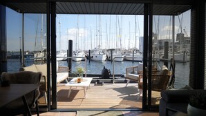 Ein modernes Interieur mit Blick auf eine Marina.