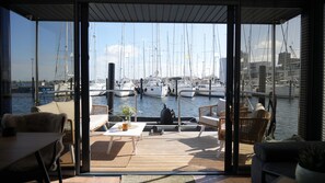 Interior - Boat 'Hausboot Mit Motorboot' with Sea View, Terrace & Wi-Fi (Heiligenhafen)