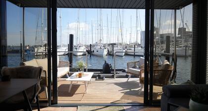 'Hausboot Mit Motorboot' mit Meerblick, Terrasse & WLAN