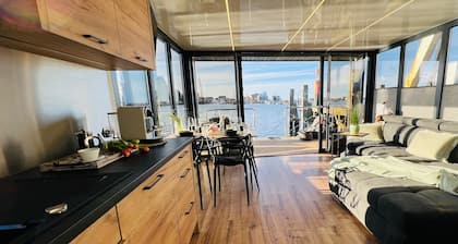 'Hausboot Mit Motorboot' mit Meerblick, Terrasse & WLAN