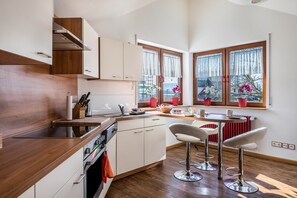 Réfrigérateur, un four, surface de cuisson, lave-vaisselle