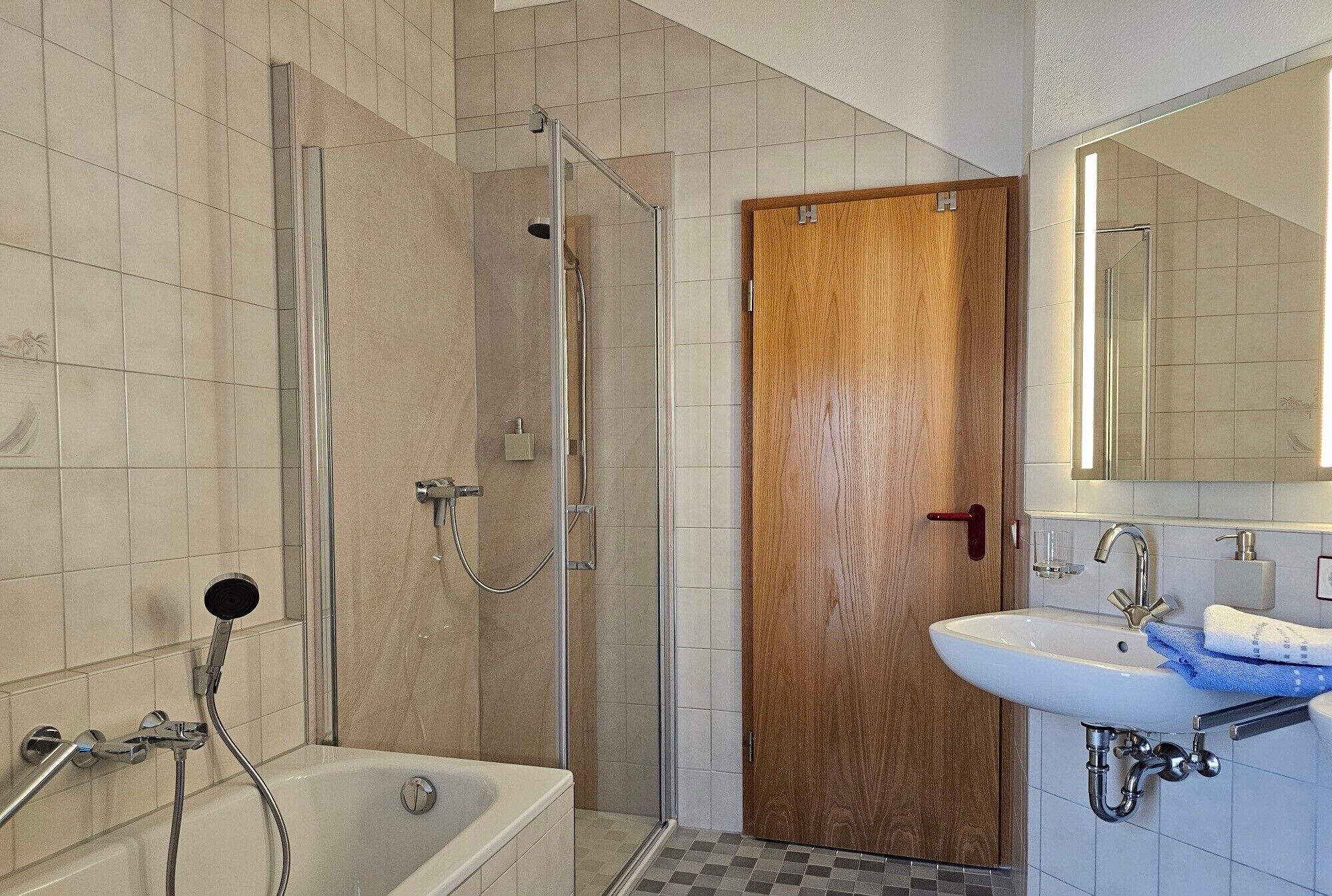 Badewanne, Haartrockner, Handtücher