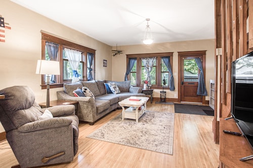 2-story downtown home near the water with firepit, enclosed backyard, fireplace