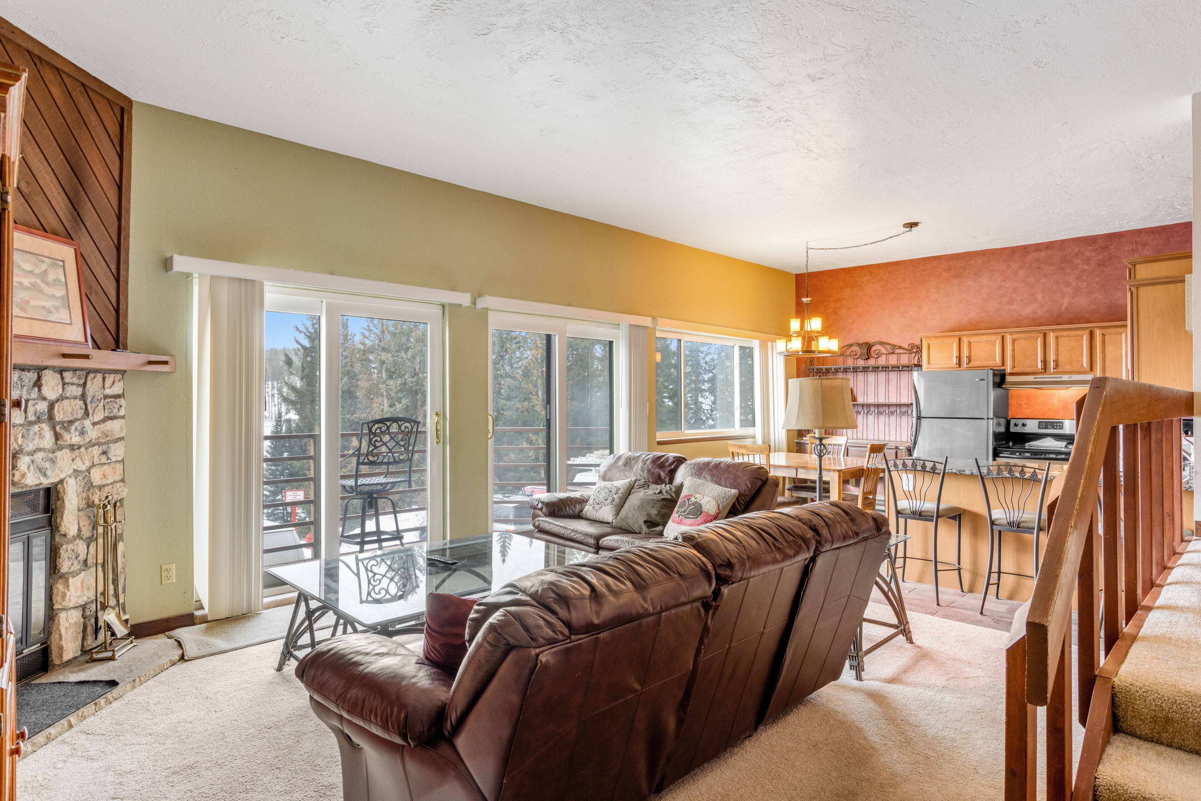 Enchanting condo with amazing mountain views, fireplace & balcony