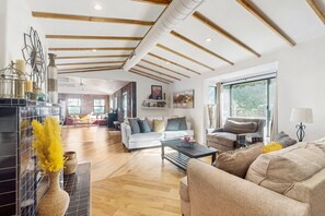 Télévision, livres, chaîne hi-fi