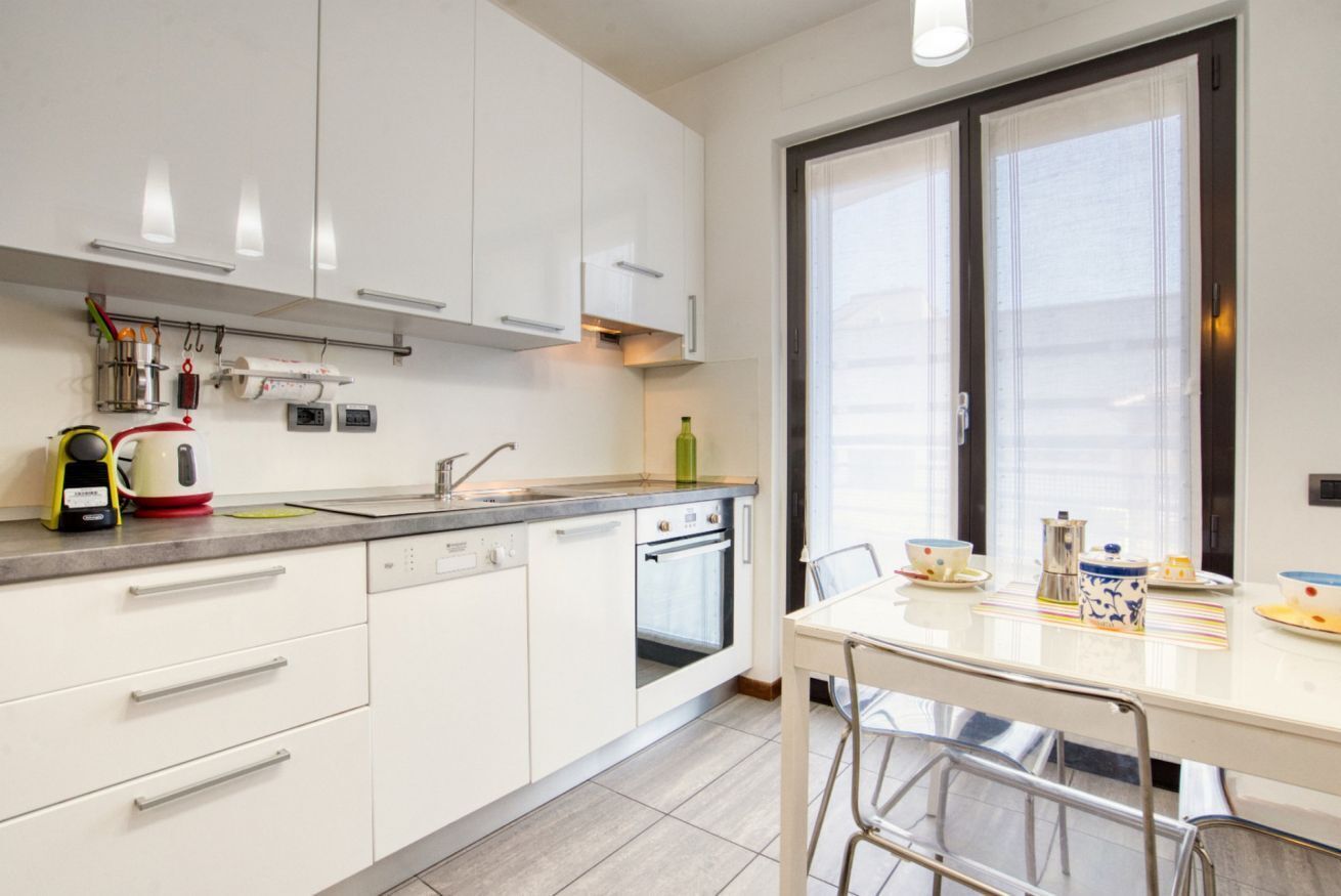 Een microgolfoven, een vaatwasser, een koffiezetapparaat/waterkoker