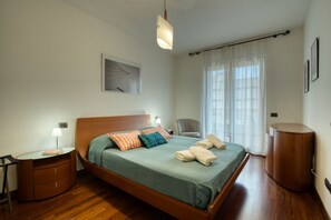 2 chambres, fer et planche à repasser, Wi-Fi, draps fournis