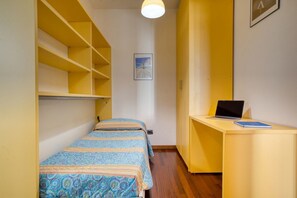 2 habitaciones, tabla de planchar con plancha, wifi y ropa de cama 