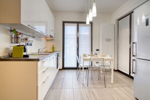 Réfrigérateur, micro-ondes, lave-vaisselle, cafetière/bouilloire