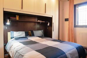 2 sovrum, strykjärn/strykbräda och sängkläder