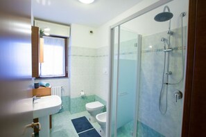 Douche, bidet, serviettes fournies