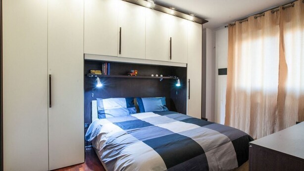 A bedroom with a bed, a wardrobe, and a desk. - GuestHost - The Gardens (Vimodrone)
