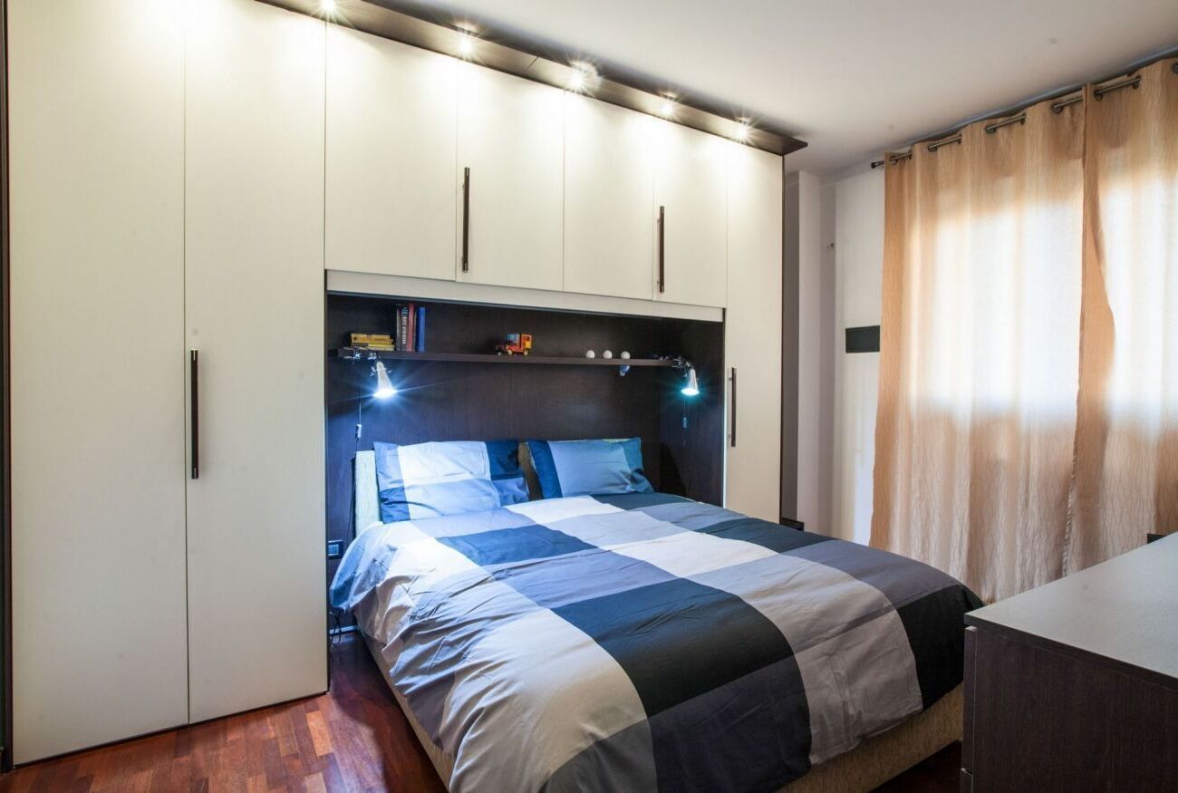 2 habitaciones, tabla de planchar con plancha y ropa de cama 