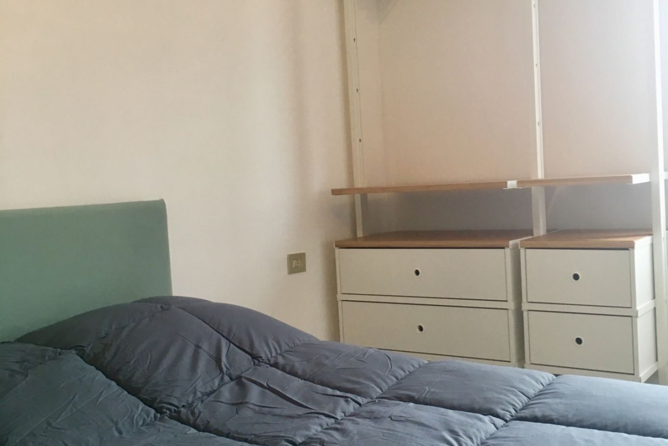 2 habitaciones, tabla de planchar con plancha y cuna de viaje 