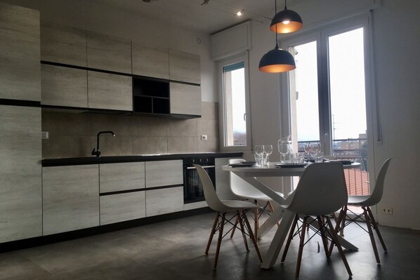 Réfrigérateur, four à micro-ondes, lave-vaisselle