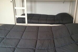 2 chambres, fer et planche à repasser