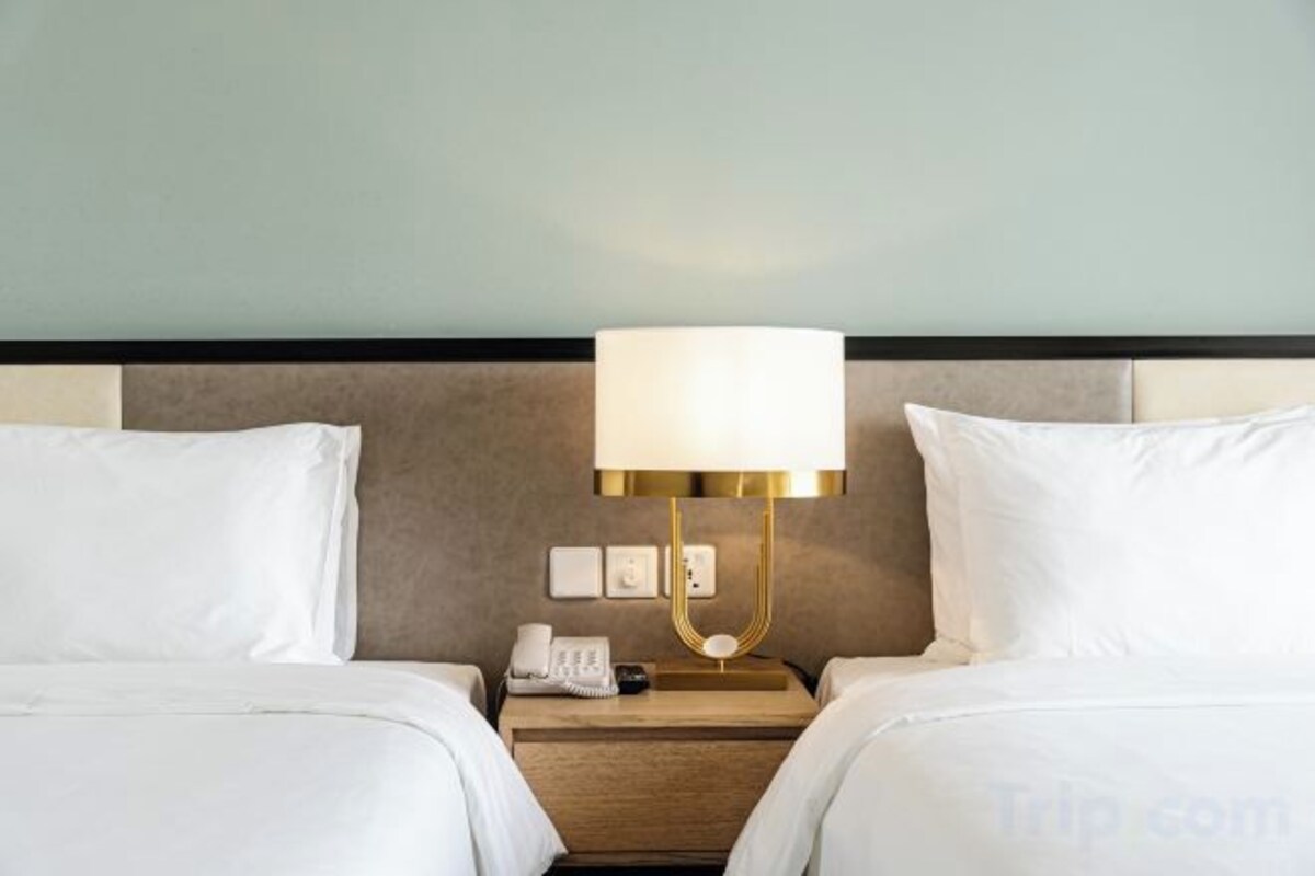 Bộ đồ giường cao cấp, minibar, két bảo mật tại phòng, bàn 
