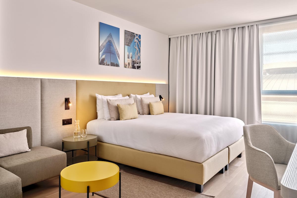 Premium bedding, in-room safe, laptop workspace, blackout curtains