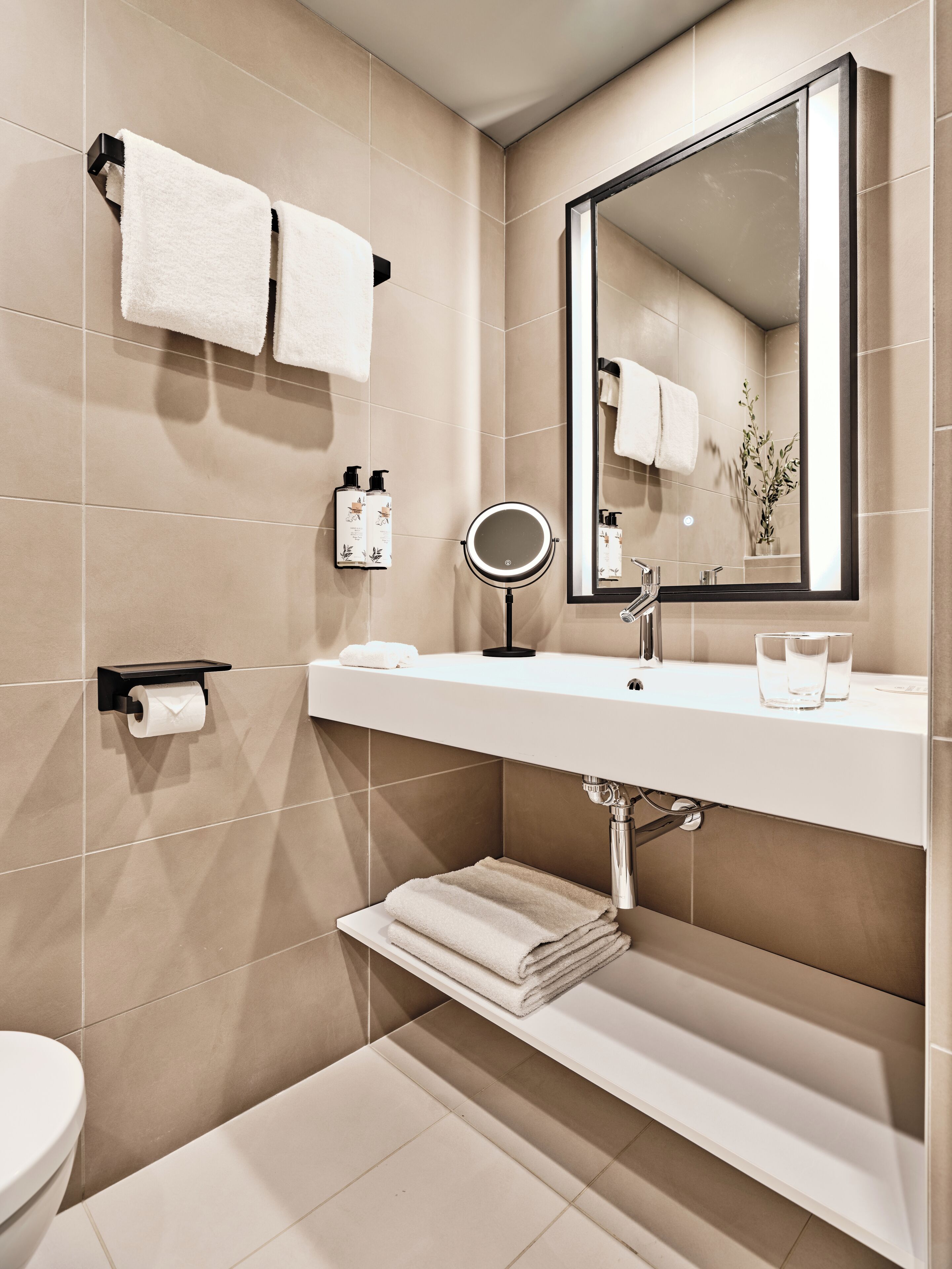 Secador de pelo, toallas