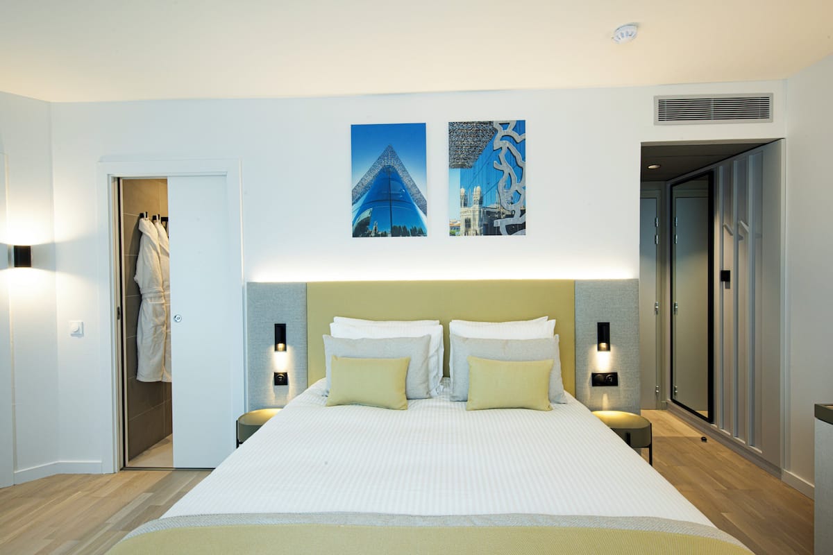 Caja de seguridad en la habitación y espacio para trabajar con laptop