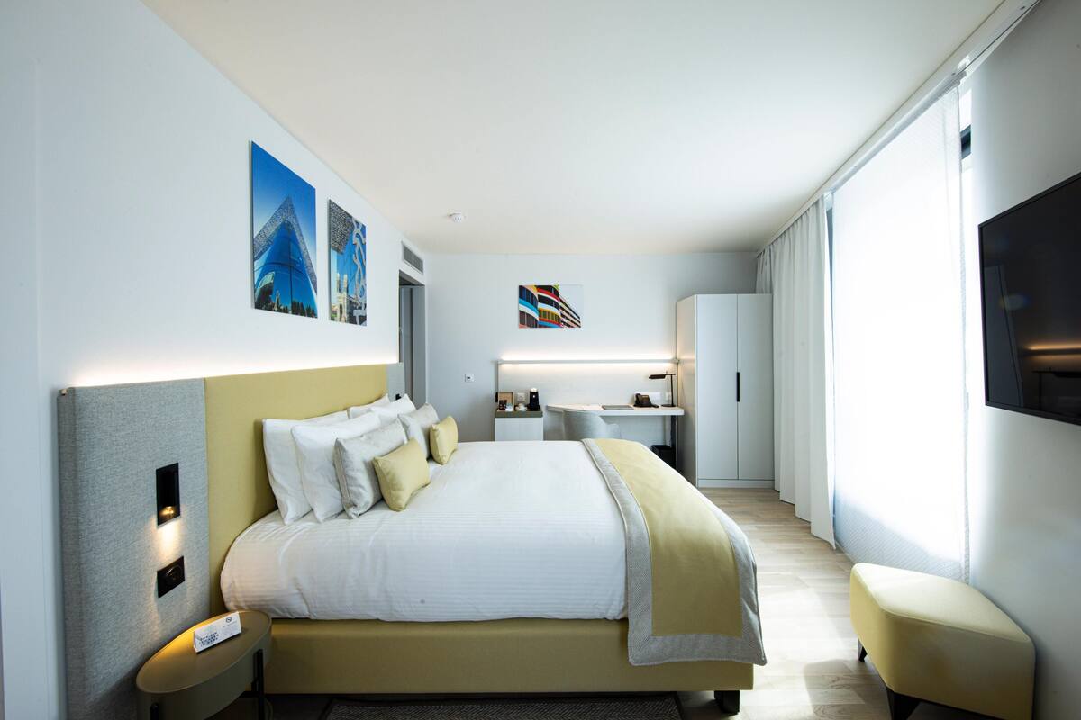 Premium bedding, in-room safe, laptop workspace, blackout curtains