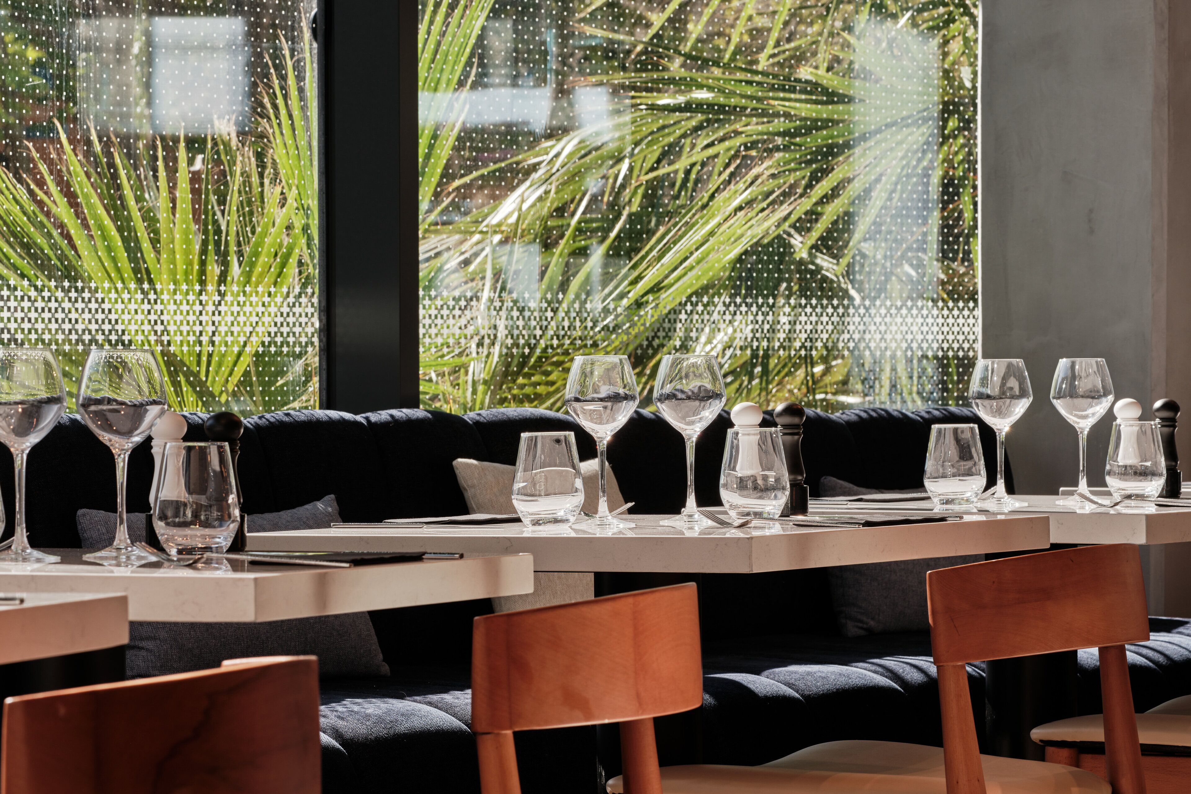 Un restaurante con una larga mesa dispuesta para comer, un sofá y sillas.