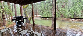 MARVELOUS RIVER FRONT MODERN CABIN 2200SF 4brs 2baths 8beds 40MINS FROM So TAHOE