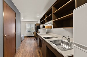Room, 1 Queen Bed, Accessible, Non Smoking (Roll-in Shower) | WiFi (free), bed sheets
