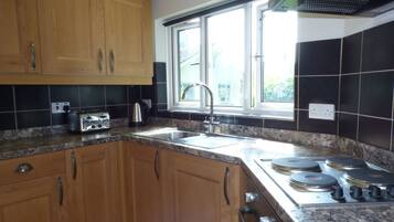 Refrigerador, tetera eléctrica, tostadora y utensilios de cocina