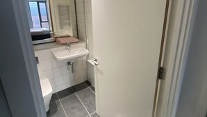 Combined shower/tub, deep soaking tub, towels