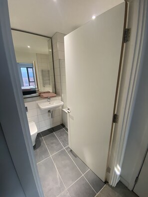 Combined shower/bathtub, deep-soaking bathtub, towels