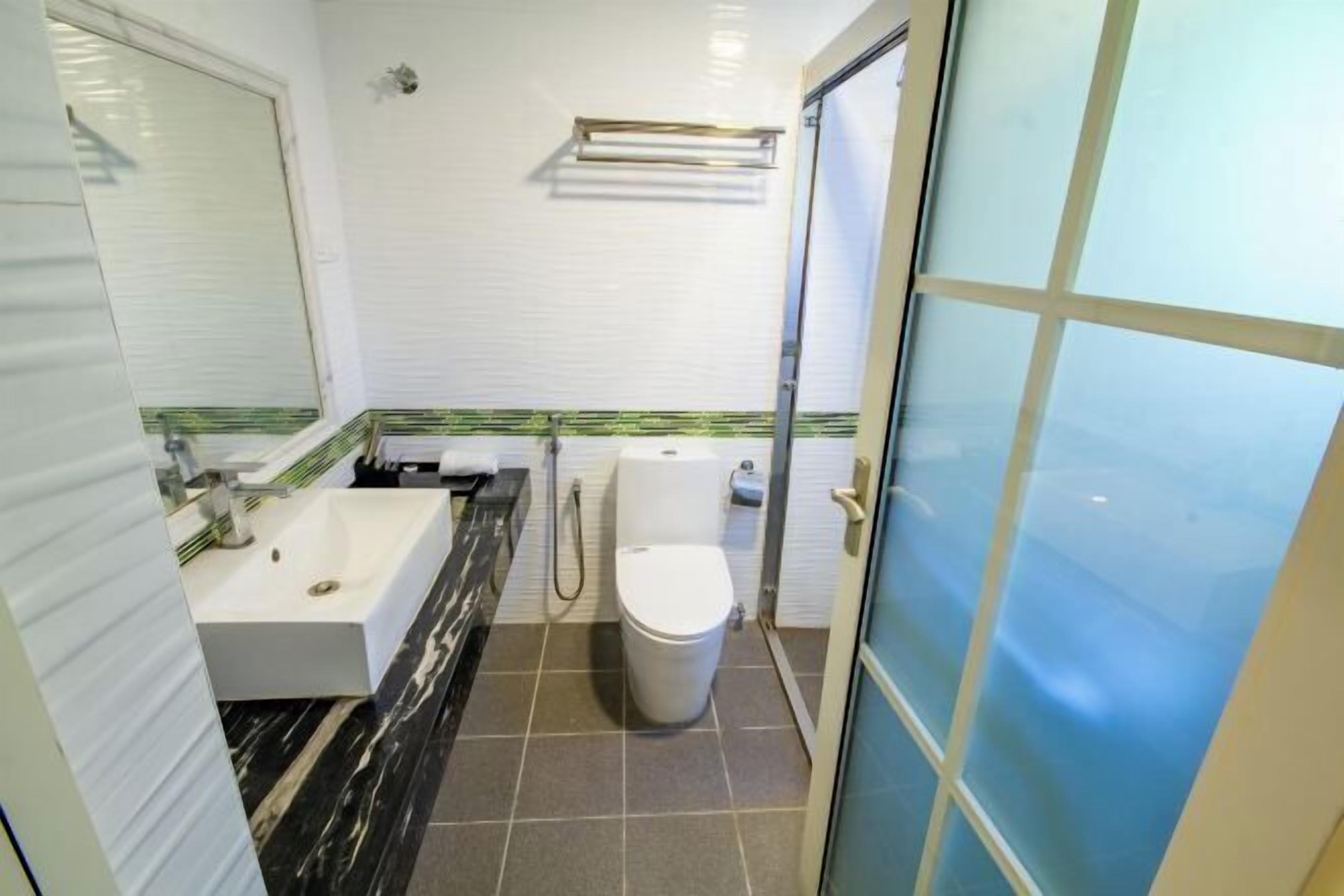 淋浴設備、雨淋花灑、免費梳洗用品、坐浴桶