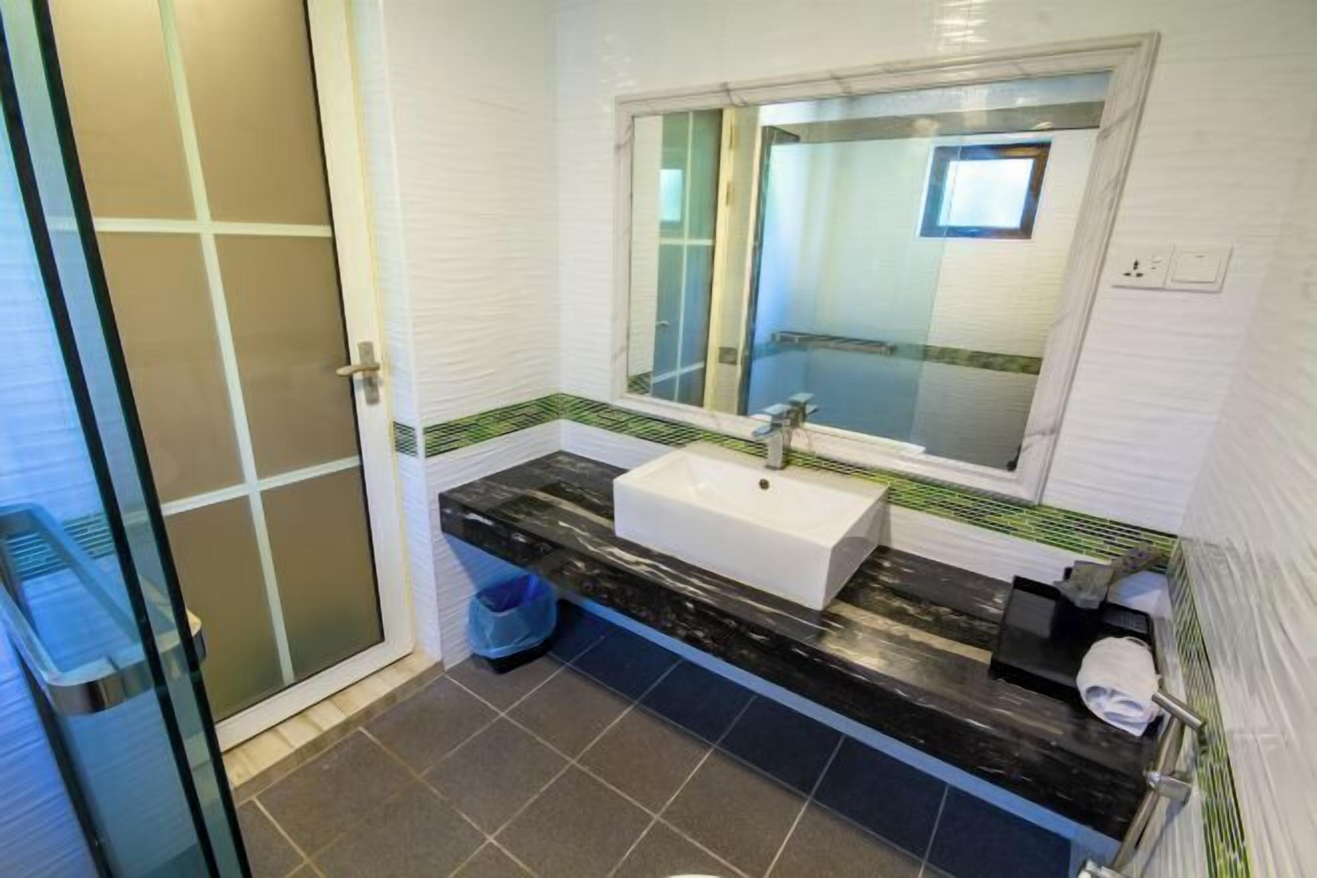 淋浴設備、雨淋花灑、免費梳洗用品、坐浴桶