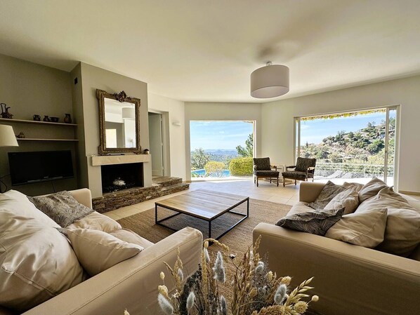 TV - Gorgeous villa for 6 people with panoramic sea view and heated pool in La Londe-les-Maures (LA LONDE LES MAURES)