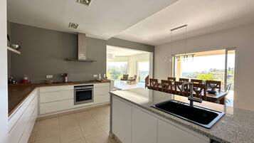 Réfrigérateur, batterie de cuisine, vaisselle et ustensiles