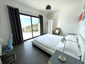 4 bedrooms, free WiFi, bed sheets - Contemporary villa for 8 people with air conditioning a large heated pool and panoramic sea... (LA LONDE LES MAURES)