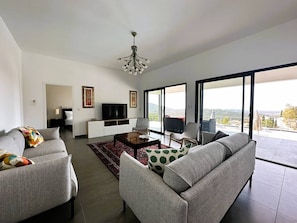 TV, offices - Contemporary villa for 8 people with air conditioning a large heated pool and panoramic sea... (LA LONDE LES MAURES)