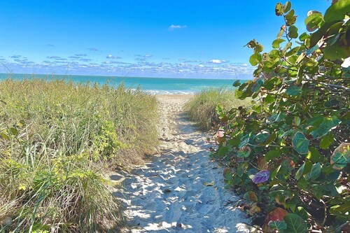 Jensen Surf Shack - Walk to Downtown - Pet Friendly - Close to Beaches!