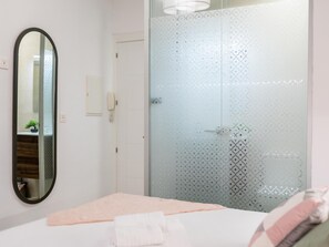 1 habitación, tabla de planchar con plancha, internet y ropa de cama 